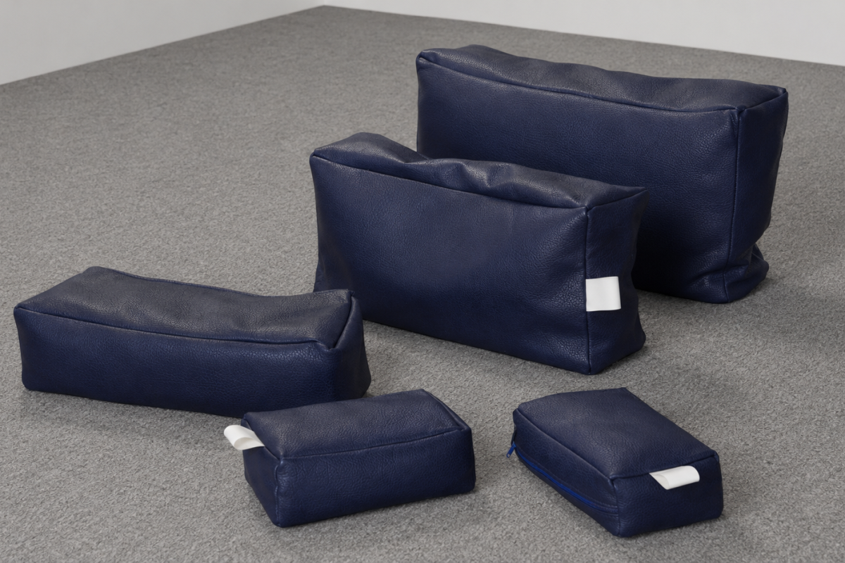 WorkPark Sandsacksortiment mit sechs blauen Sandsäcken im Therapieraum