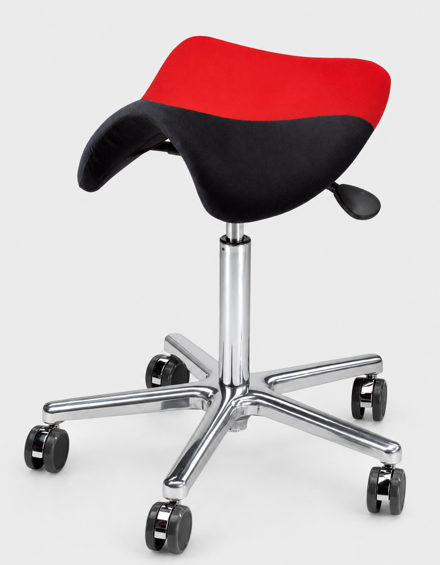WorkPark Swippo Classic Sattelsitz mit roter Sitzfläche und verchromtem Rollfuß
