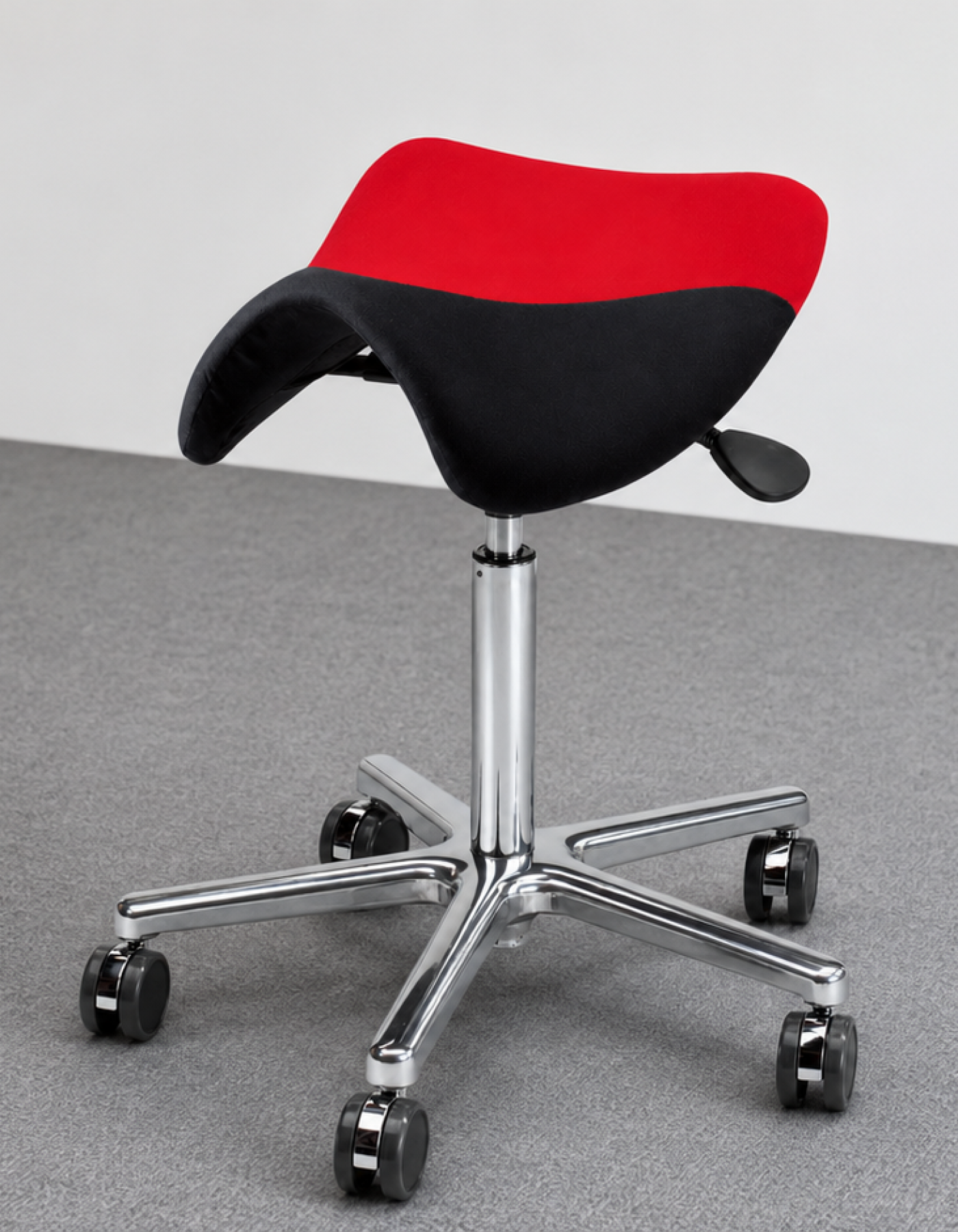 WorkPark Swippo Classic Sattelsitz auf Rollen im Therapieraum
