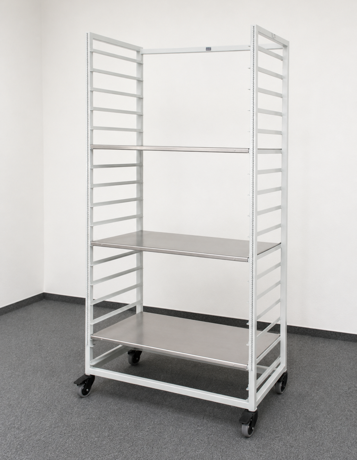 WorkPark Arbeitsregal WP 01 auf Rollen in einem Therapieraum