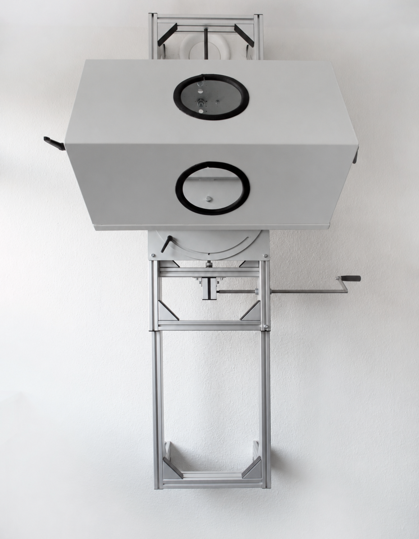 Seitliche Ansicht des Wandsystems WP 03 mit geöffnetem Geschicklichkeitskasten
