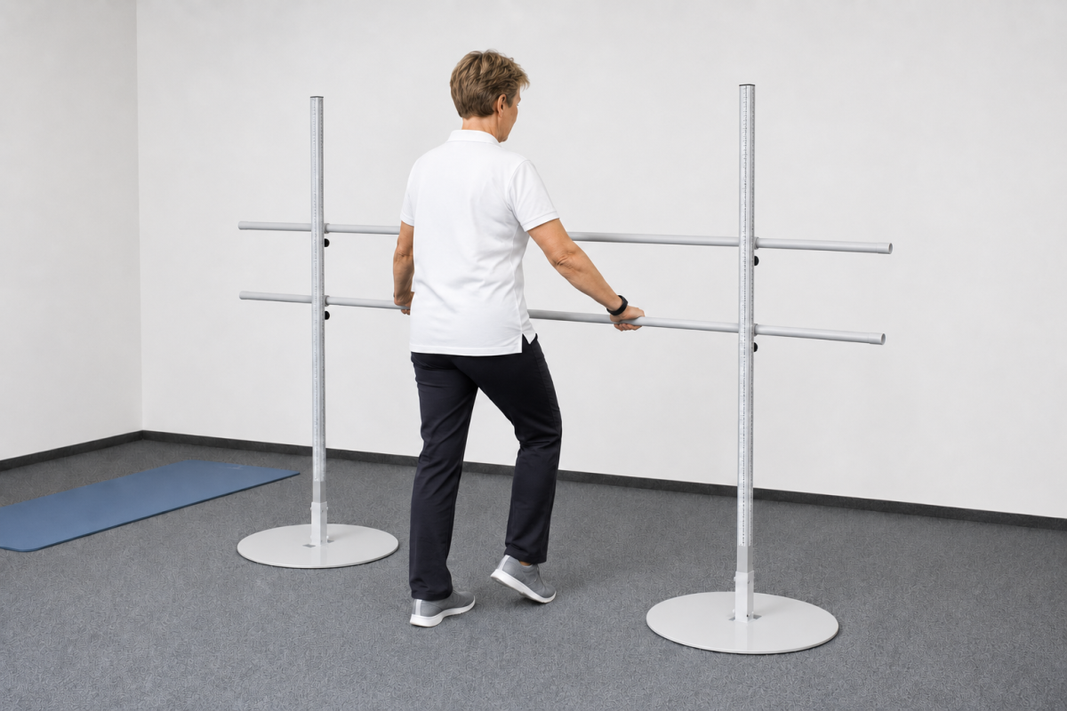 Patientin überquert die verstellbare WorkPark Parcourstange WP 06