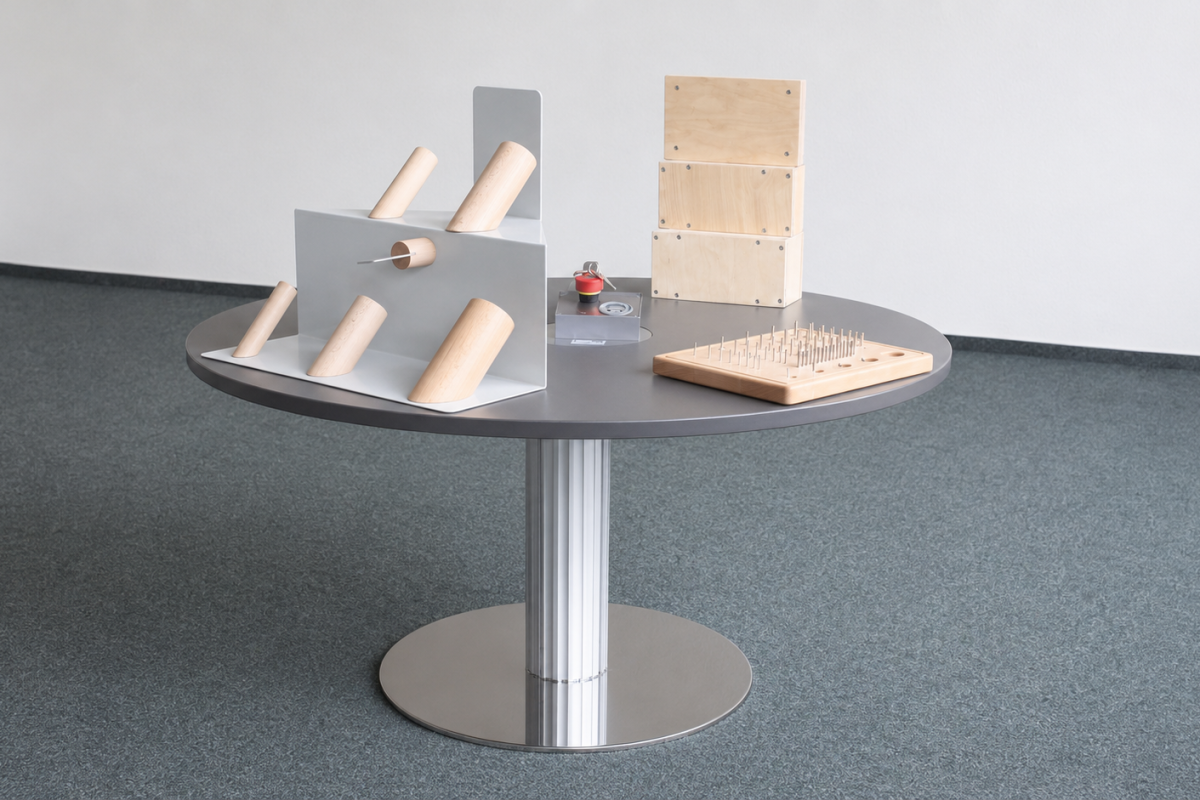 Runder WorkPark Drehtisch WP 08 mit Übungsmaterialien im Therapieraum
