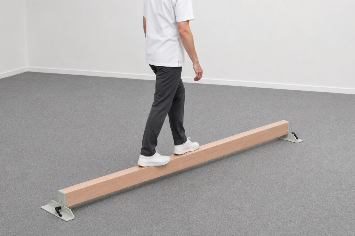 Patient balanciert über den WorkPark Balancierbalken WP 11