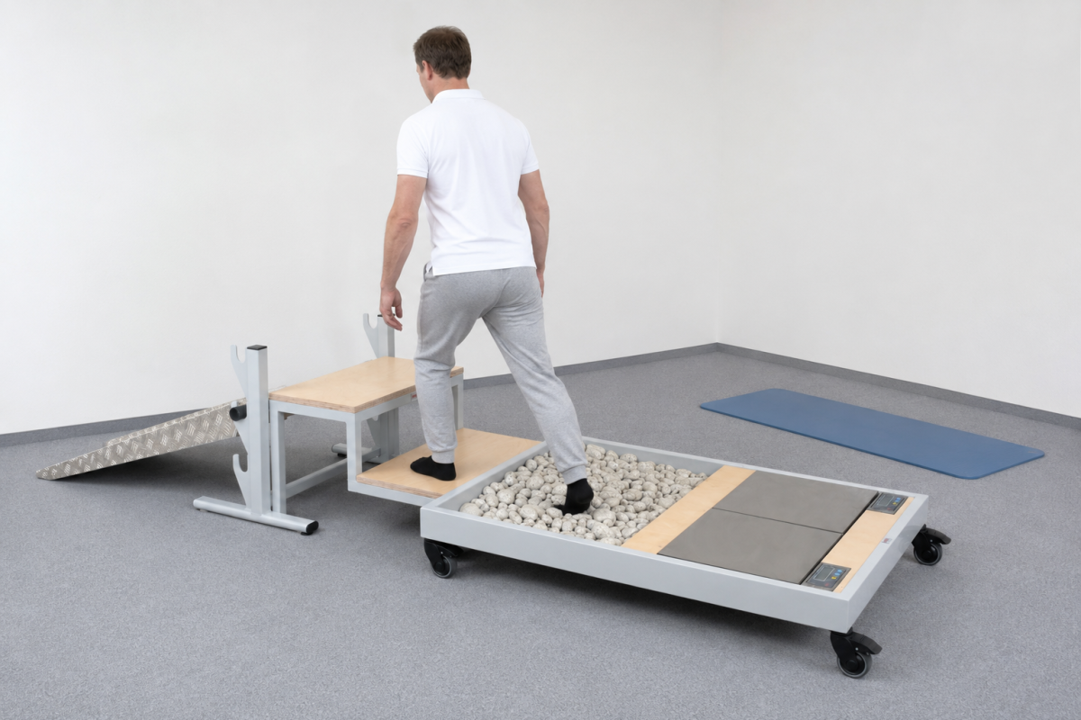 Patient überquert Kiesbett und Stufe der WorkPark Multifunktionsbox WP 12