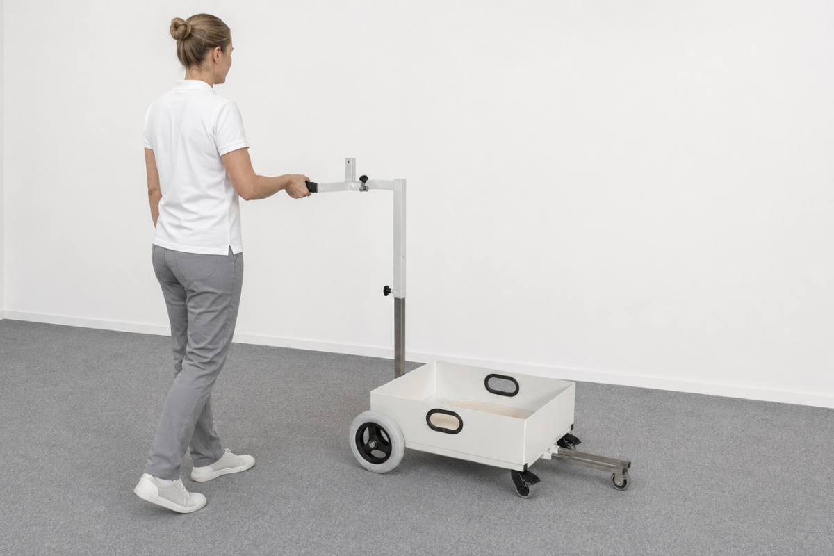 Patientin schiebt das WorkPark Zug-Schub Mobil WP 15 am verstellbaren Griff